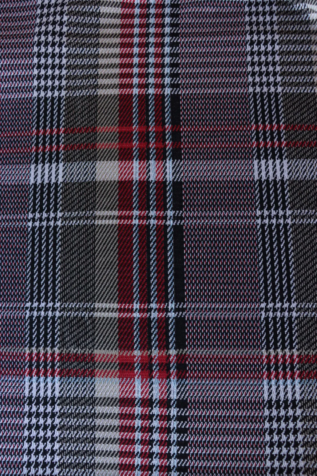 1YD 26IN REMNANT; Scarlet & Taupe Houndstooth Plaid Yarn Dyed Jacquard Knit